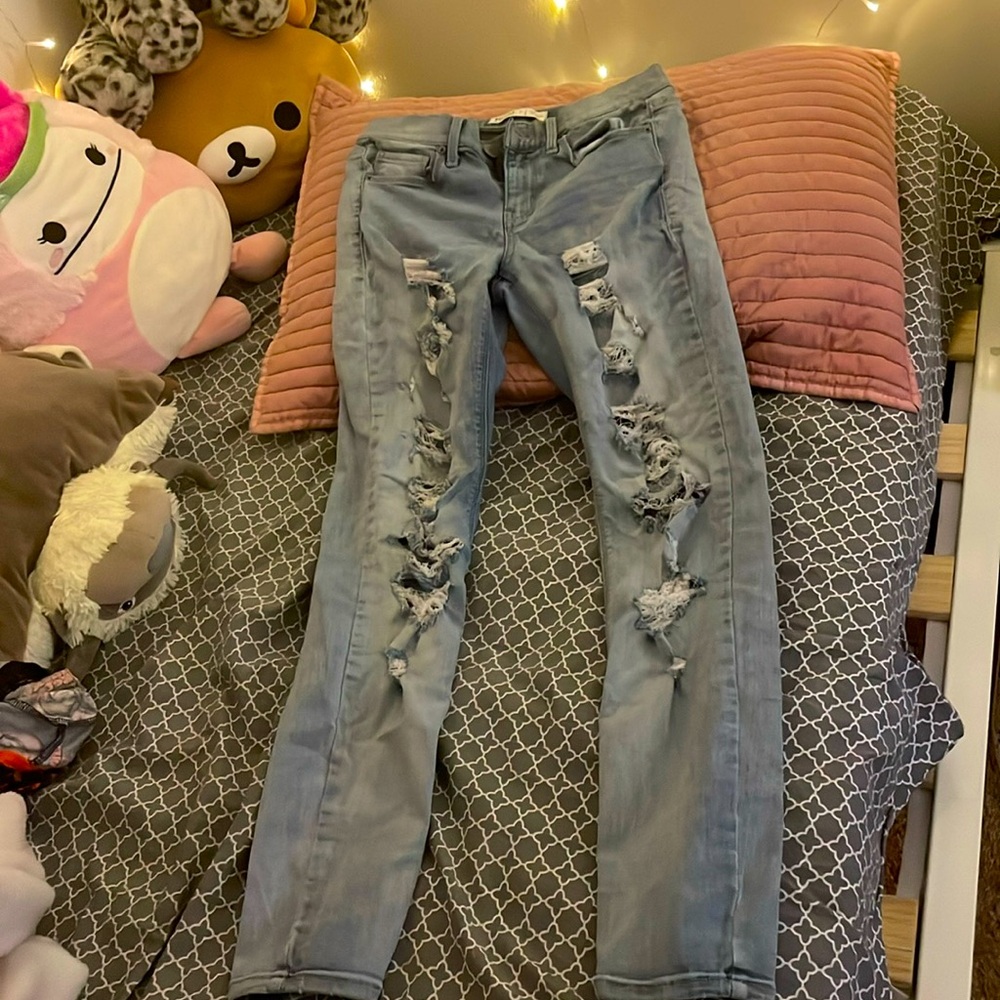 Mudd medium wash ripped jeans size 7 low rise ￼